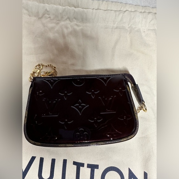 Louis Vuitton Vernis Mini Pochette Accessories - Picture 12 of 12